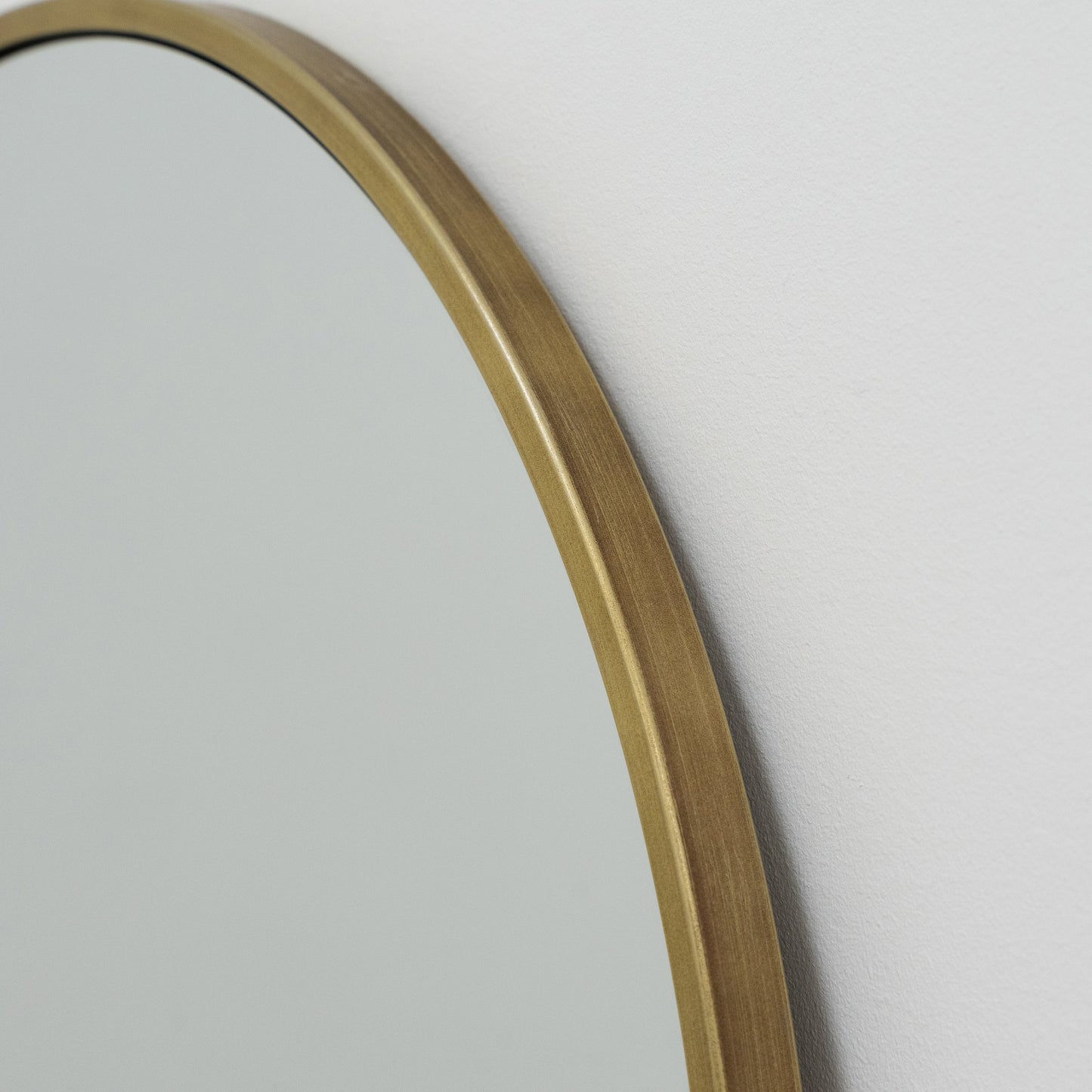 Espelho de Corpo Inteiro Arqueado com Moldura em Metal Dourado - 160 x 60 cm