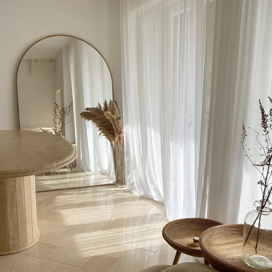 Grande Espelho de Chão Arqueado com Moldura Metálica Dourada - Estilo Minimalista (180 x 110 cm)