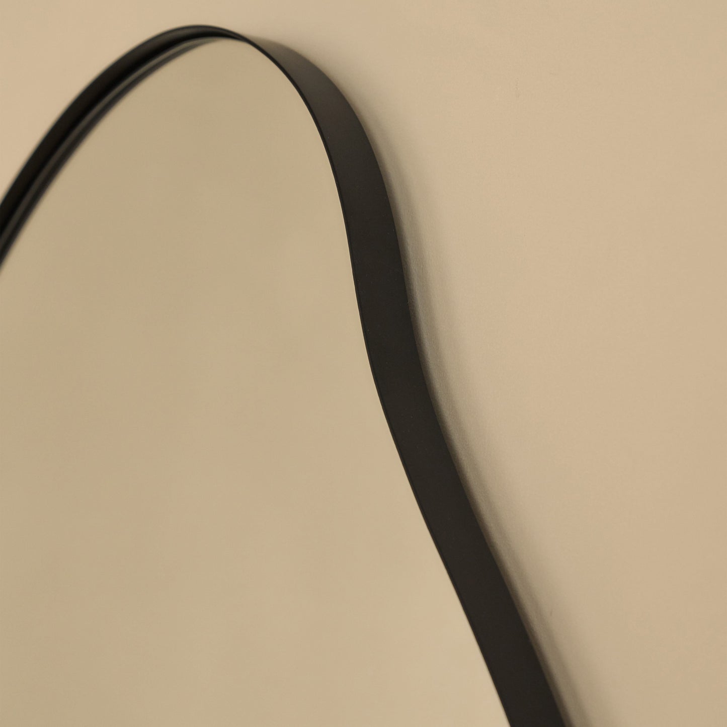 Espelho de Parede Ava - Design Orgânico Irregular com Moldura Preta Fosca - 100 x 70 cm